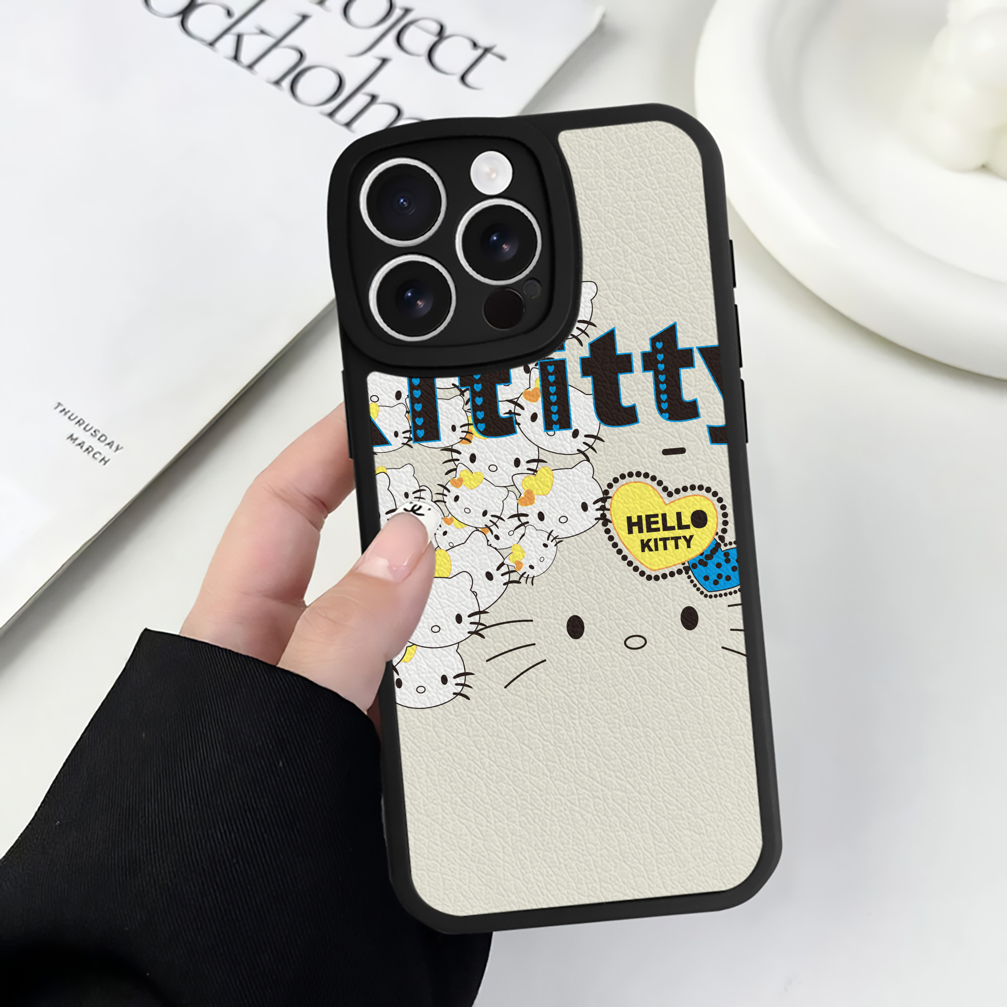 （画像用） Hello Kitty ハローキティ 【iPhone 16シリーズ対応】シリコンスマホケース（レザー調） 材質：シリコン